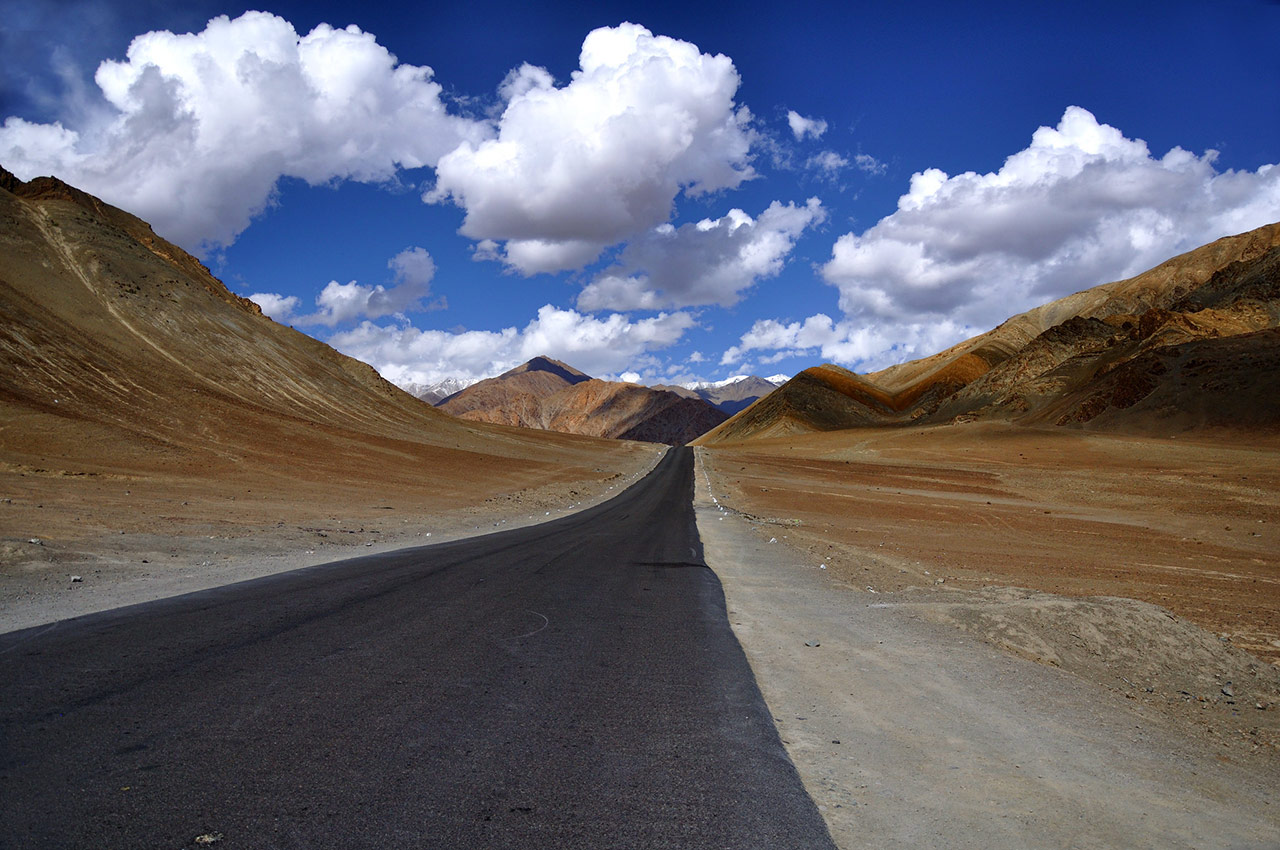Optical-Illusion-Places-in-India-Magnetic-Hill