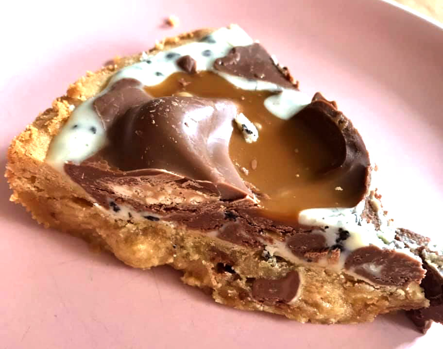 Dessert-Pizza-Ideas-cookie-dough-pizza
