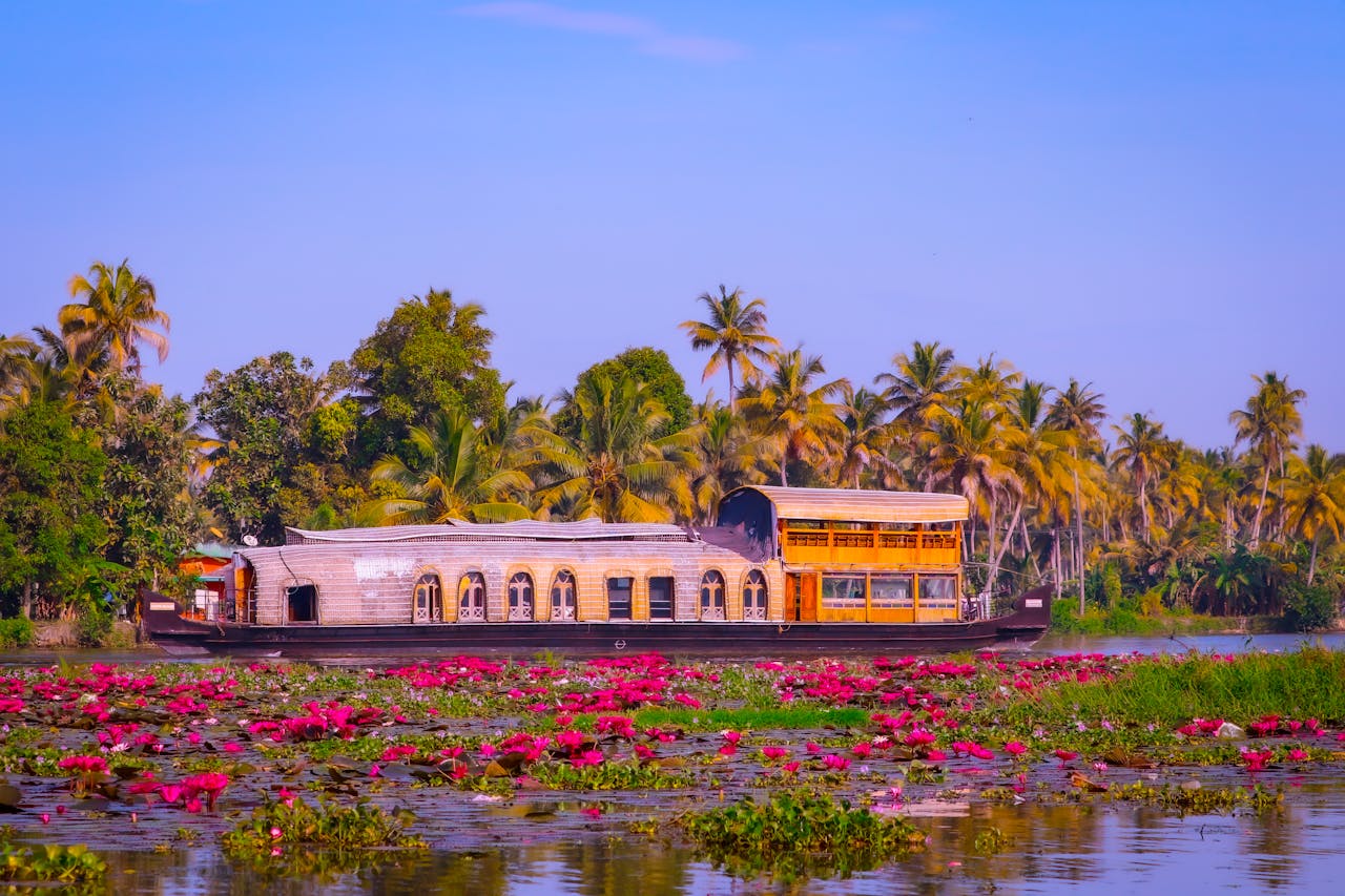 Places-To-Visit-in-Kerala-for-Weekend-Getaways-Kumarokam