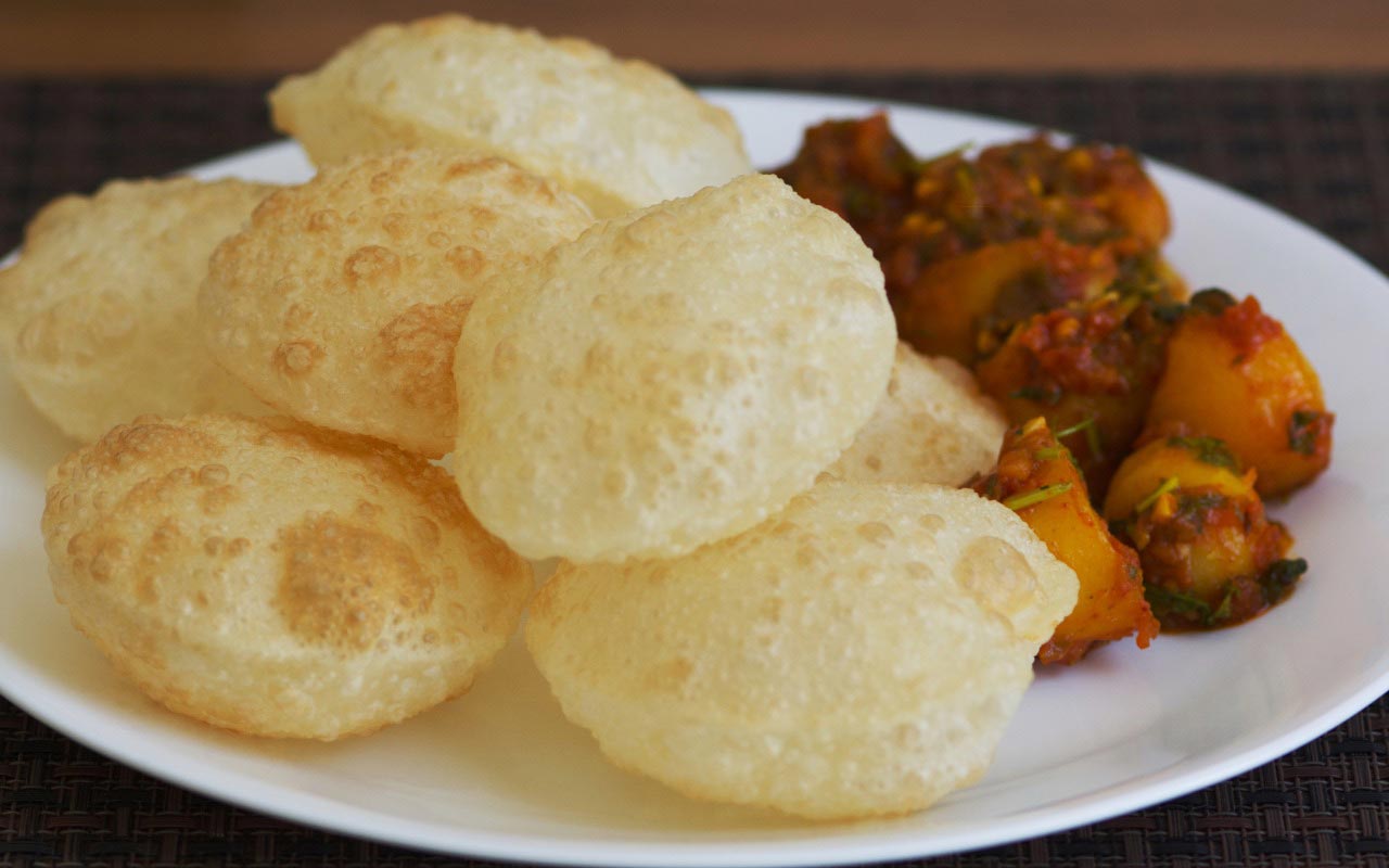 Traditional-Bengali-Dishes-of-Durga-Puja-Luchi