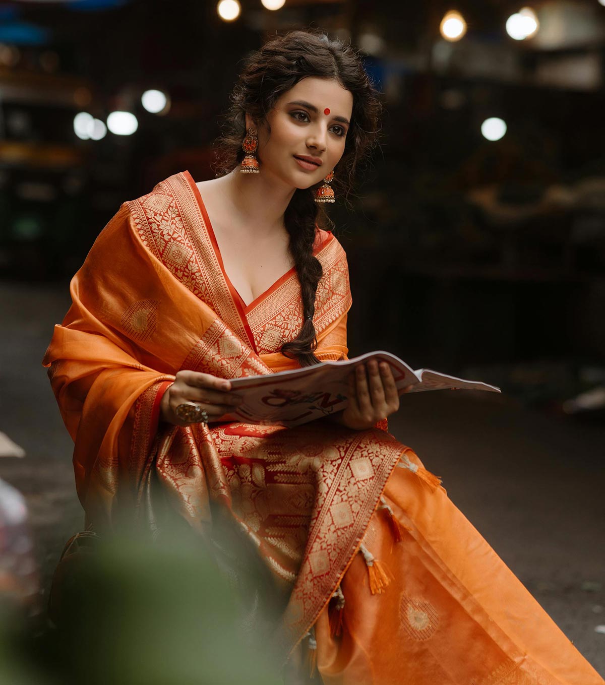 Diwali-Fashion-Trends-2025-The-Shimmering-Trend-of-Liquid-Gold-Sarees