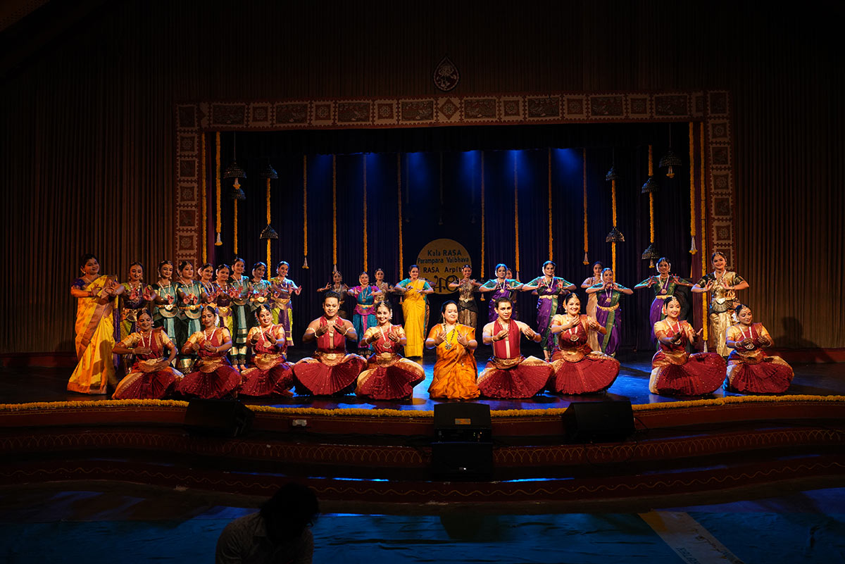 Disciples-of-Dr.-Ambika-Kameshwar-and-disciples-of-her-disciples-performing