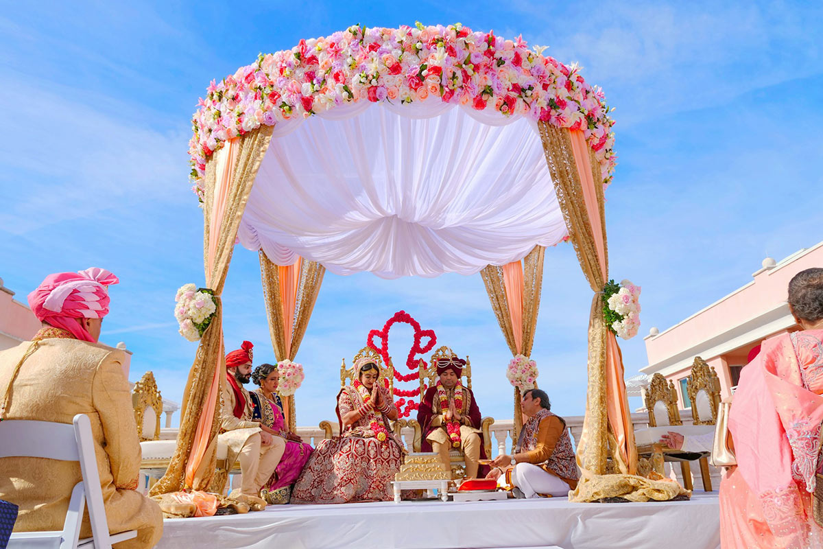 How-to-Align-Your-Wedding-Flowers-with-Your-Overall-Event-Theme-and-Decor-02