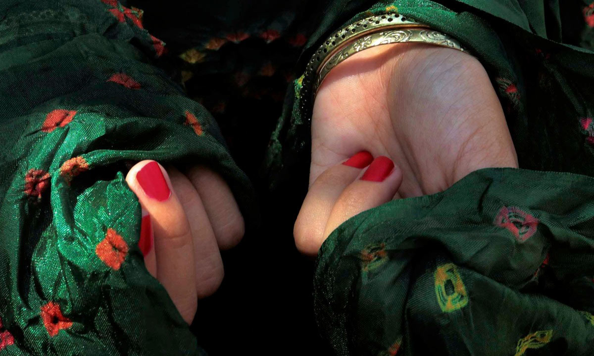 How-to-Check-If-Your-Bandhani-Saree-Is-Hand-Tied-or-Machine-Made