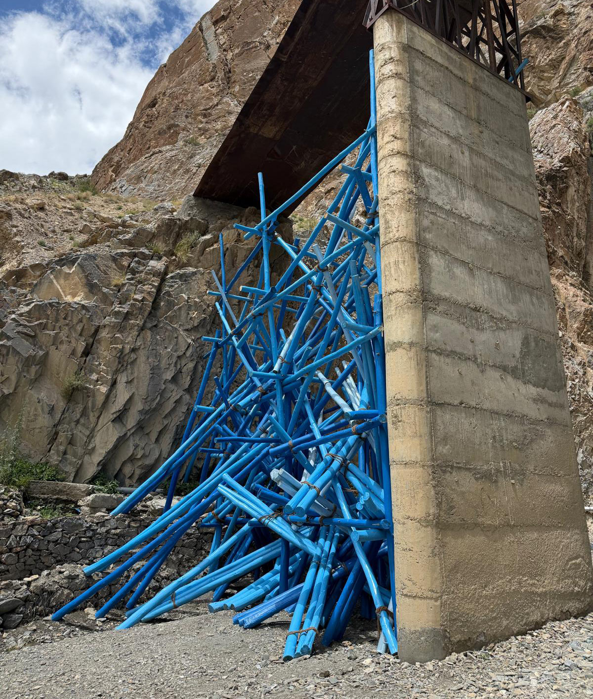 Blue-Scaffolds-in-Zbayul-by-Avantika-Bawa-02