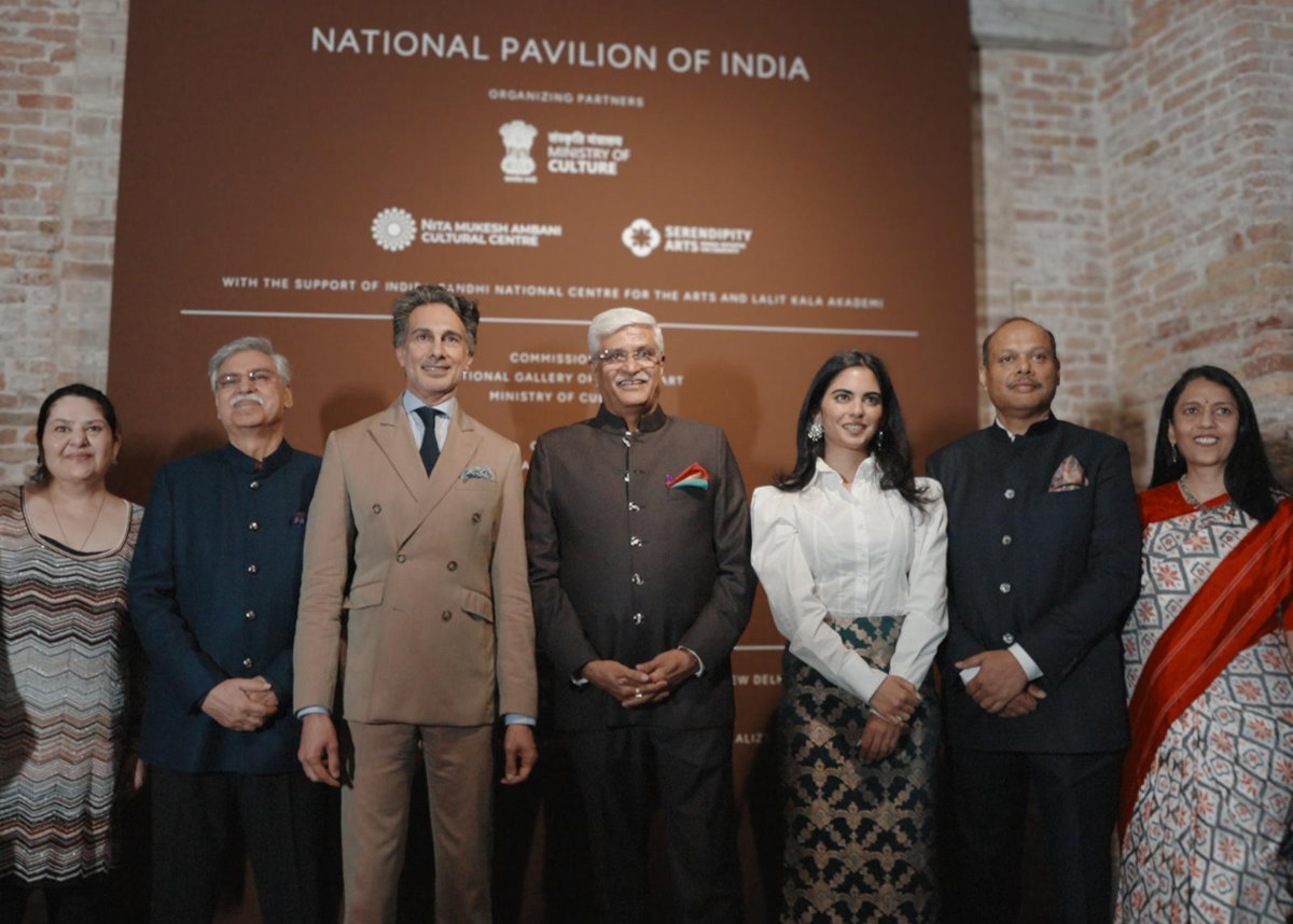 Copy of (L-R) Shefali Munjal, Co-Founder and Patron, Serendipity Arts; Sunil Kant Munjal, Founder Patron, Serendipity Arts; Dr. Amin Jaffer, Curator; Gajendra Singh Shekhawat, Union Minister of Culture and Tourism of India; Isha Ambani, Ni