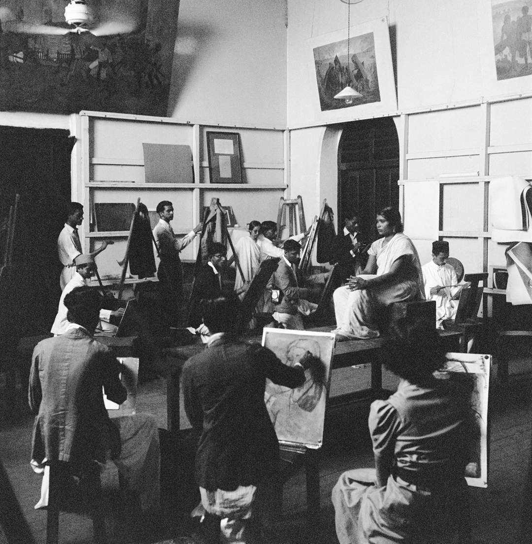 Sketching session, Sir J. J. School of the Art, Bombay. Early 1940s. Photograph. Courtesy HV Archive_The Alkazi Collection of Photography